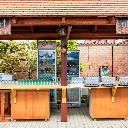 Alojamento de Acomodação e Pequeno-almoço Belkert étterem és Panzió Debrecen