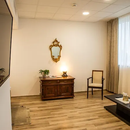 Belkert Etterem Es Panzio Frühstückspension Debrecen